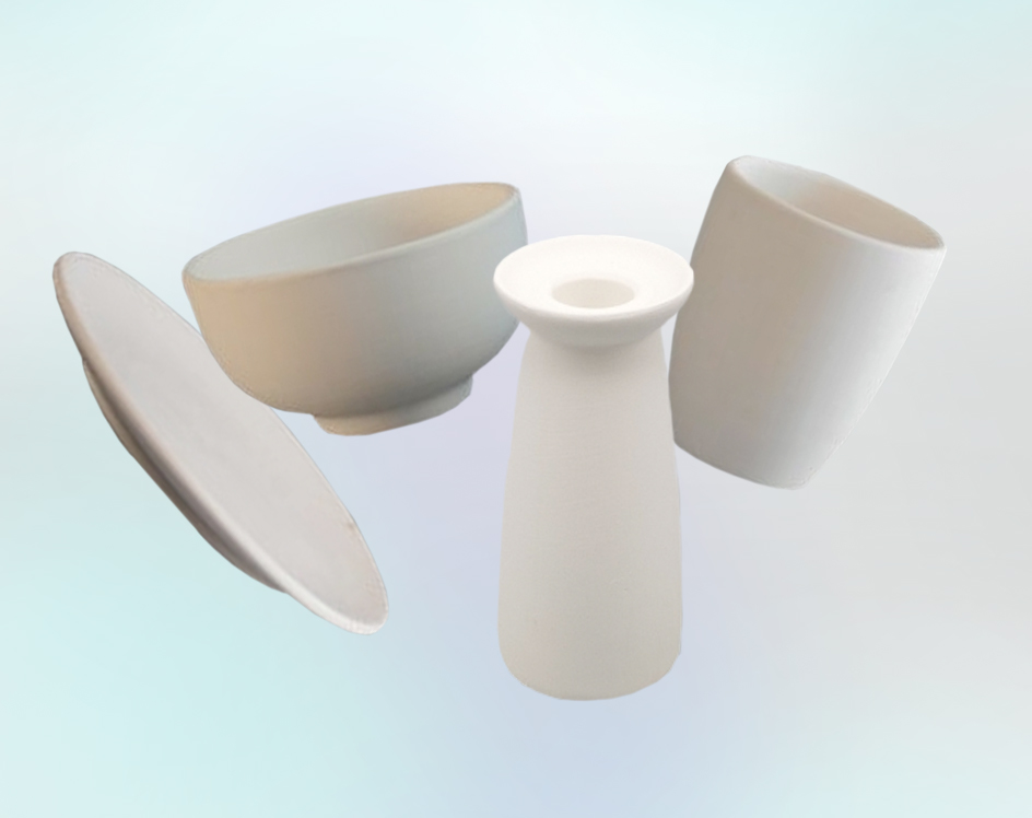 verschillende items onbeschilderd keramiek: een bord, kom, kandelaar en mok