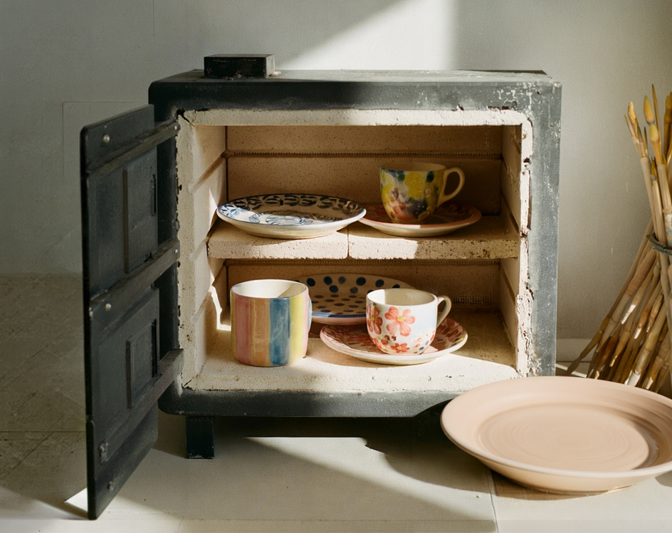 een keramiek oven met net afgebakken items