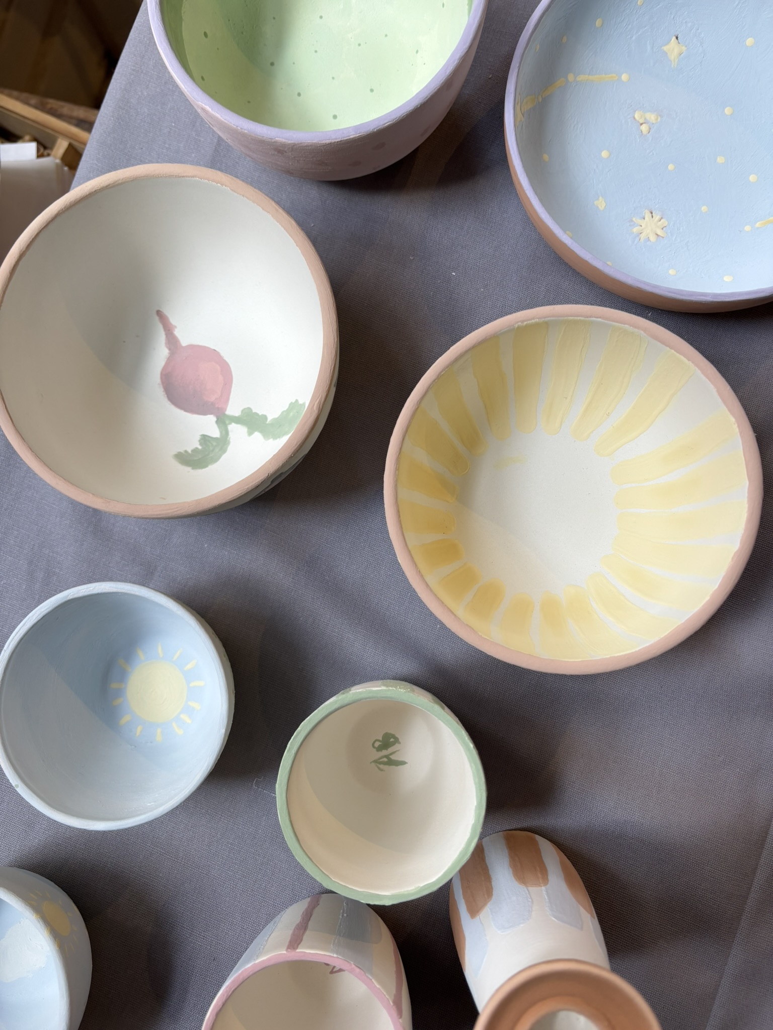 vrolijk gekleurde kommetjes en schaaltjes. 