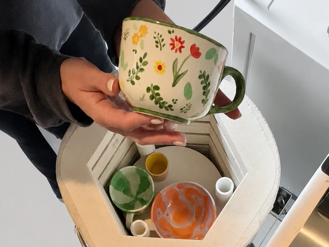 uitladen van de keramiek oven